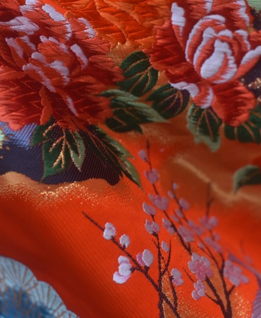 正絹打掛 赤地に刺繍の飛び鶴、金彩箔の流れるような花柄や松など